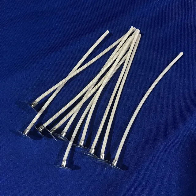 多支含金屬底座的蠟燭棉芯商品照片